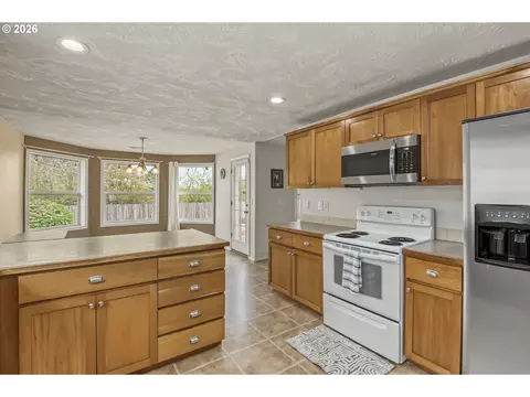 Kitchen - 1057 Mt View Ln, Molalla, OR 97038 photo 3 of 3