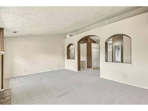 Living - 1057 Mt View Ln, Molalla, OR 97038 photo 5 of 6