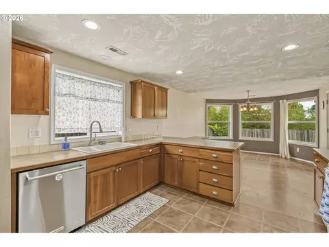 Kitchen - 1057 Mt View Ln, Molalla, OR 97038 photo 2 of 3