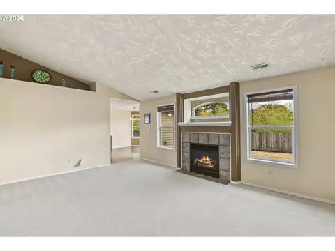 Living - 1057 Mt View Ln, Molalla, OR 97038 photo 3 of 6