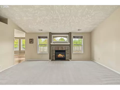 Living - 1057 Mt View Ln, Molalla, OR 97038 photo 2 of 6