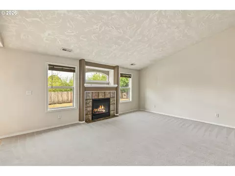 Living - 1057 Mt View Ln, Molalla, OR 97038 photo 6 of 6