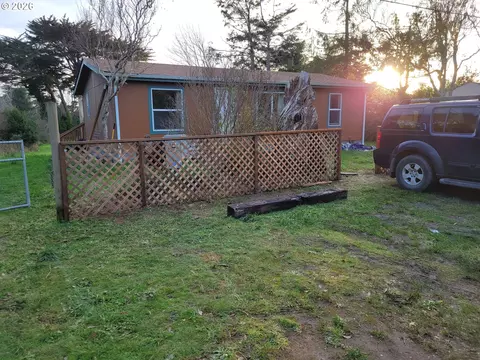 303 13th St SW, Bandon, OR 97411