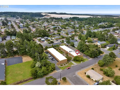1260 10th St #11, Florence, OR 97439