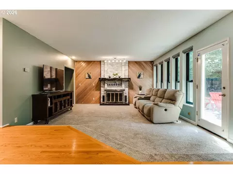 Living - 1829 Russet Dr, Eugene, OR 97401 photo 2 of 4