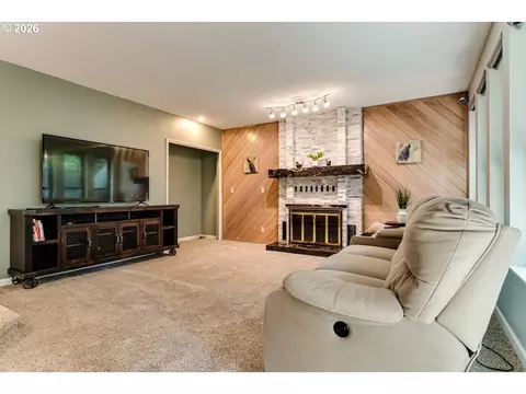 Living - 1829 Russet Dr, Eugene, OR 97401 photo 1 of 4