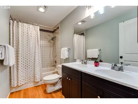 Bath - 1829 Russet Dr, Eugene, OR 97401 photo 5 of 6