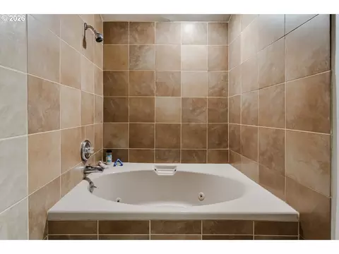Bath - 1829 Russet Dr, Eugene, OR 97401 photo 4 of 6