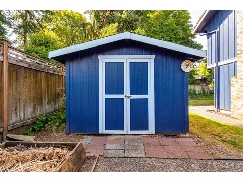 Exterior - 1829 Russet Dr, Eugene, OR 97401 photo 5 of 9