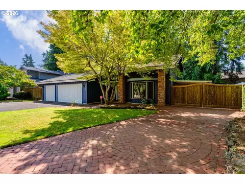 Exterior - 1829 Russet Dr, Eugene, OR 97401 photo 2 of 9