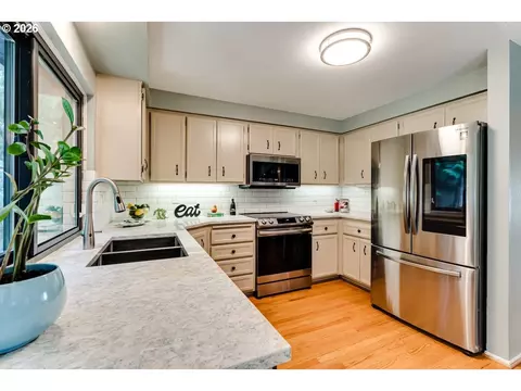 Kitchen - 1829 Russet Dr, Eugene, OR 97401 photo 2 of 4