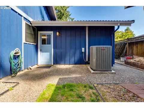 Exterior - 1829 Russet Dr, Eugene, OR 97401 photo 7 of 9