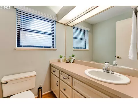 Bath - 1829 Russet Dr, Eugene, OR 97401 photo 6 of 6