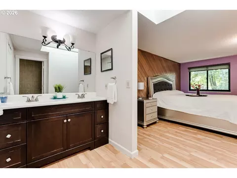 Bath - 1829 Russet Dr, Eugene, OR 97401 photo 1 of 6