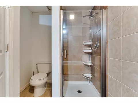 Bath - 1829 Russet Dr, Eugene, OR 97401 photo 3 of 6