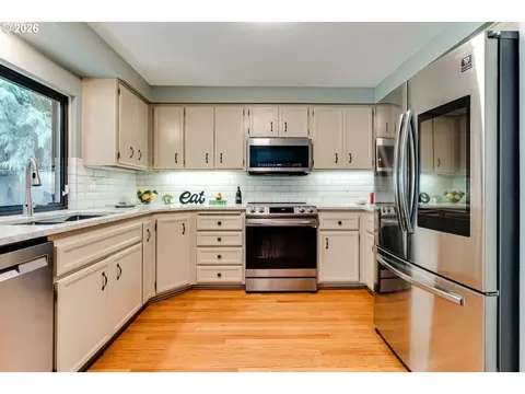 Kitchen - 1829 Russet Dr, Eugene, OR 97401 photo 1 of 4