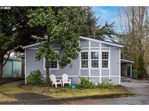 300 S Everest St #42, Newberg, OR 97132