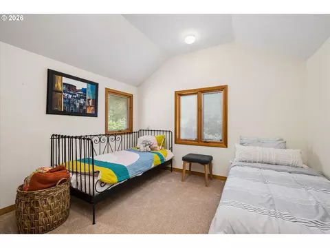 Bedroom - 2310 Douglas Dr, Eugene, OR 97405 photo 6 of 7