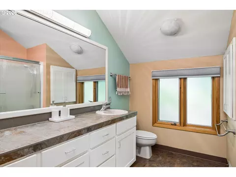 Bath - 2310 Douglas Dr, Eugene, OR 97405 photo 4 of 4