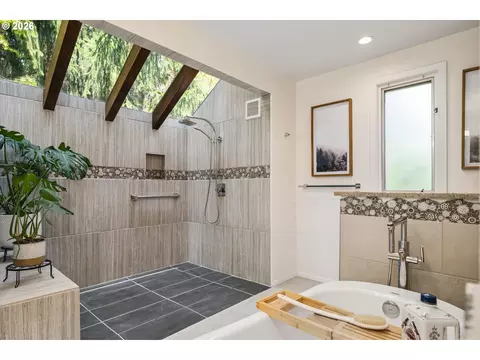 Bath - 2310 Douglas Dr, Eugene, OR 97405 photo 3 of 4