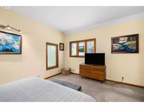 Bedroom - 2310 Douglas Dr, Eugene, OR 97405 photo 5 of 7