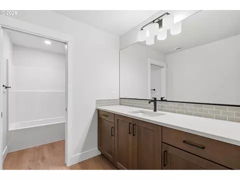 Bath - 1324 E Canto, Newberg, OR 97132 photo 3 of 3