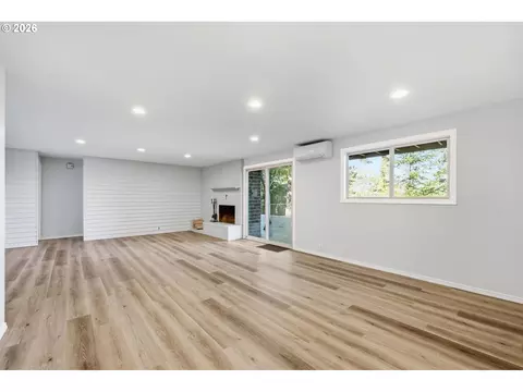 Living - 2811 Timberline Dr, Eugene, OR 97405 photo 9 of 13