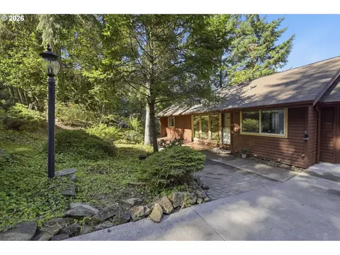Exterior - 2811 Timberline Dr, Eugene, OR 97405 photo 2 of 10