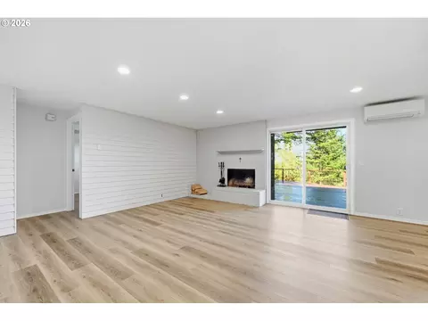 Living - 2811 Timberline Dr, Eugene, OR 97405 photo 10 of 13