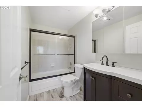 Bath - 2811 Timberline Dr, Eugene, OR 97405 photo 4 of 4