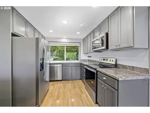 Kitchen - 2811 Timberline Dr, Eugene, OR 97405 photo 2 of 6