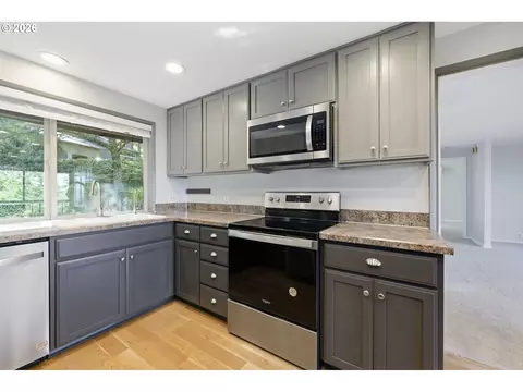 Kitchen - 2811 Timberline Dr, Eugene, OR 97405 photo 4 of 6