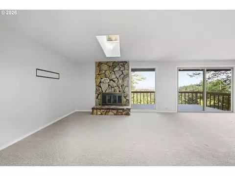 Living - 2811 Timberline Dr, Eugene, OR 97405 photo 2 of 13