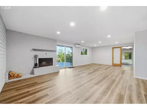 Living - 2811 Timberline Dr, Eugene, OR 97405 photo 11 of 13