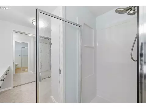 Bath - 2811 Timberline Dr, Eugene, OR 97405 photo 3 of 4