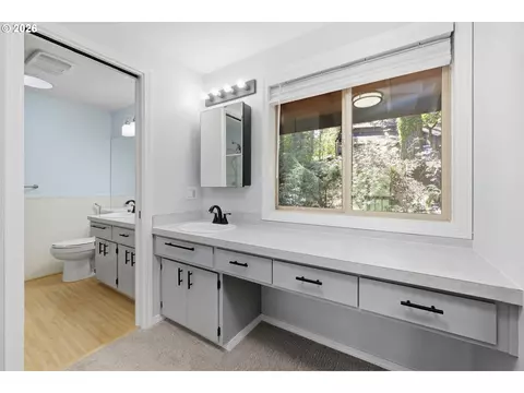 Bath - 2811 Timberline Dr, Eugene, OR 97405 photo 1 of 4