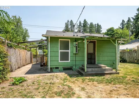 Exterior - 2570 Emerald St, Eugene, OR 97403 photo 6 of 9