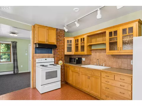 Kitchen - 2570 Emerald St, Eugene, OR 97403 photo 2 of 2