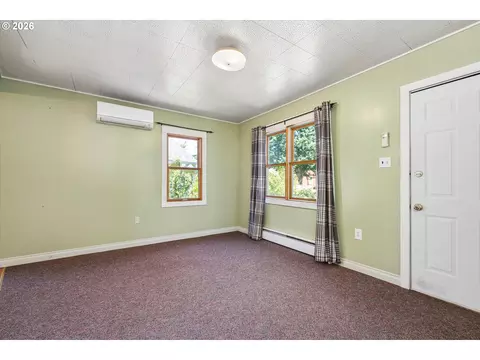 Living - 2570 Emerald St, Eugene, OR 97403 photo 4 of 5