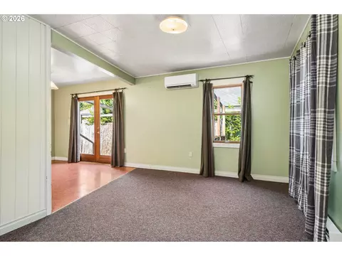 Living - 2570 Emerald St, Eugene, OR 97403 photo 2 of 5