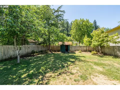 Exterior - 2570 Emerald St, Eugene, OR 97403 photo 5 of 9