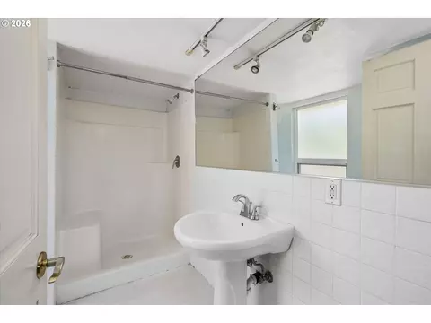 Bath - 2570 Emerald St, Eugene, OR 97403 photo 1 of 1