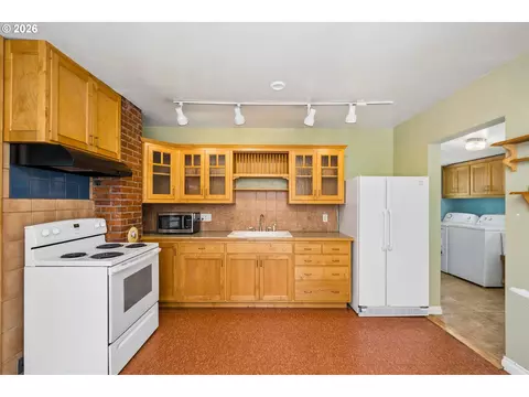 Kitchen - 2570 Emerald St, Eugene, OR 97403 photo 1 of 2