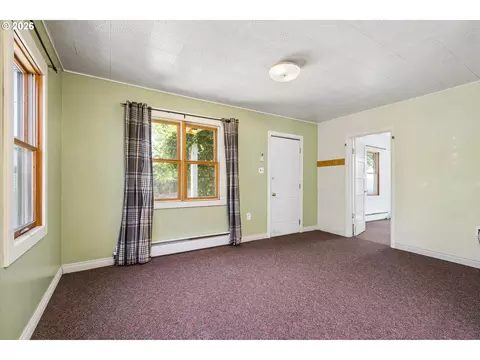 Living - 2570 Emerald St, Eugene, OR 97403 photo 3 of 5