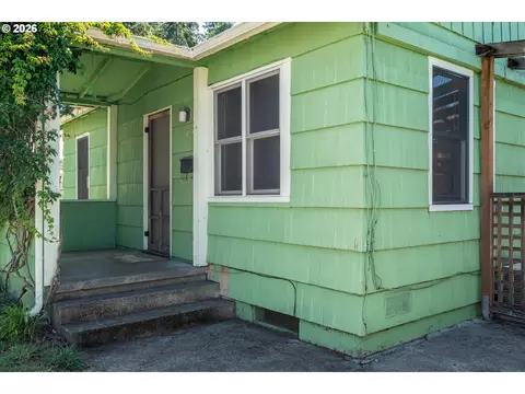 Exterior - 2570 Emerald St, Eugene, OR 97403 photo 1 of 9
