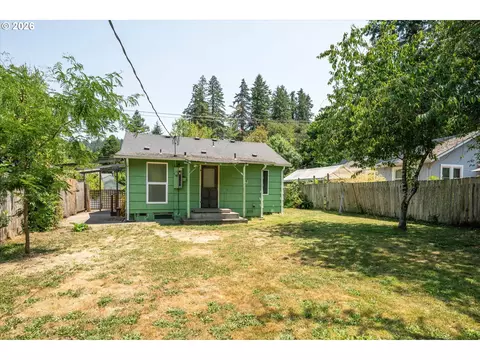 Exterior - 2570 Emerald St, Eugene, OR 97403 photo 3 of 9