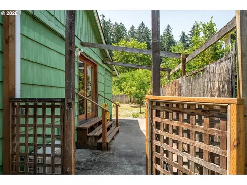 Exterior - 2570 Emerald St, Eugene, OR 97403 photo 8 of 9