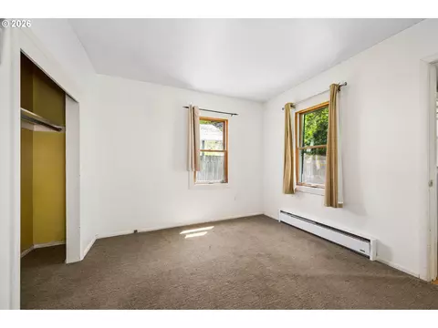 Bedroom - 2570 Emerald St, Eugene, OR 97403 photo 4 of 6