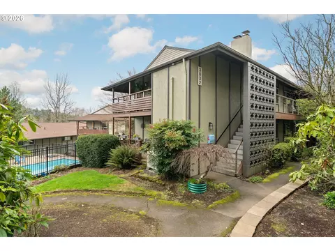 3032 SW Florida Ct #C, Portland, OR 97219