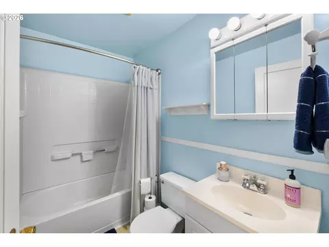 Bath - 2902 NE 252nd Ave, Camas, WA 98607 photo 2 of 3
